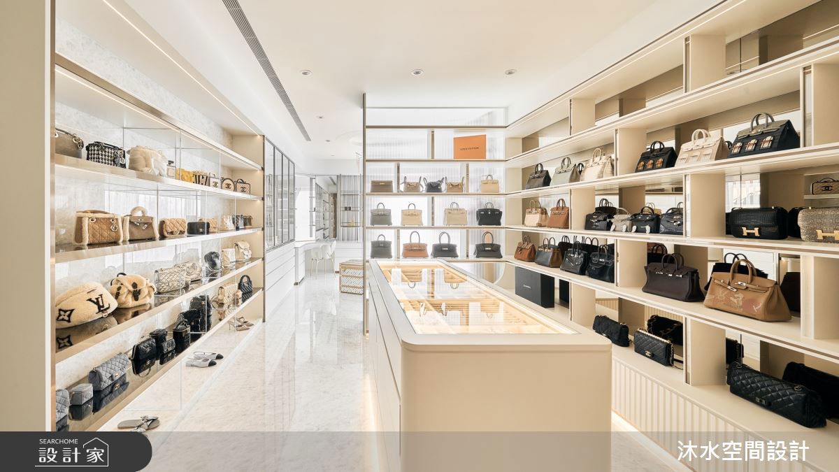 女主人的專屬精品展示間與VIP級化妝更衣空間,精緻陳列名牌包款、飾品配件與晚宴禮服,精品展示間也加裝電子鎖,確保安全