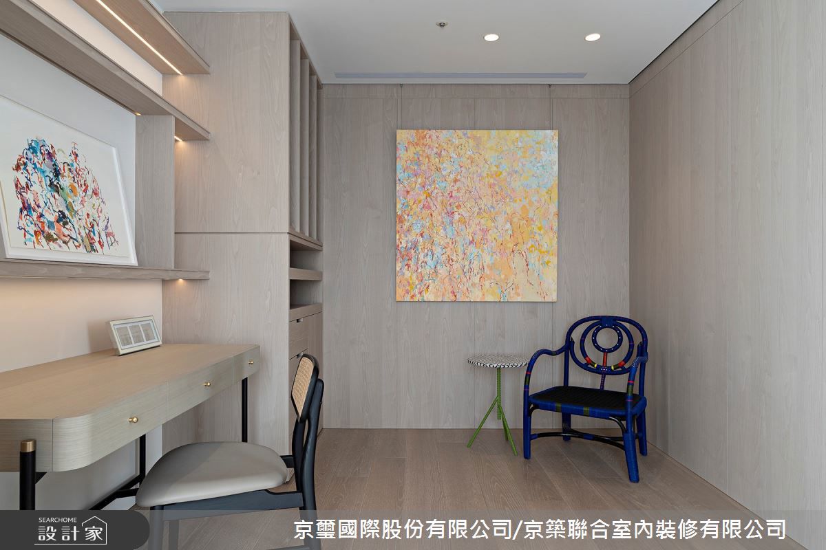 女屋主熱愛畫畫,專屬畫室融入可平放圖紙的抽拉式抽板、精準對應畫紙尺寸的收納空間,更分類儲物格,滿足各式畫具收納需求