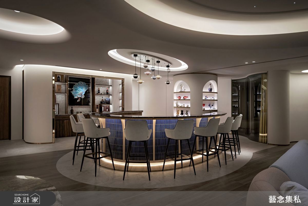 大尺度弧形吧台最多可容納15人,適合家人小酌歡聚暢談,吧台上方天花訂製宇宙燈,與玄關銀河主題燈飾相呼應