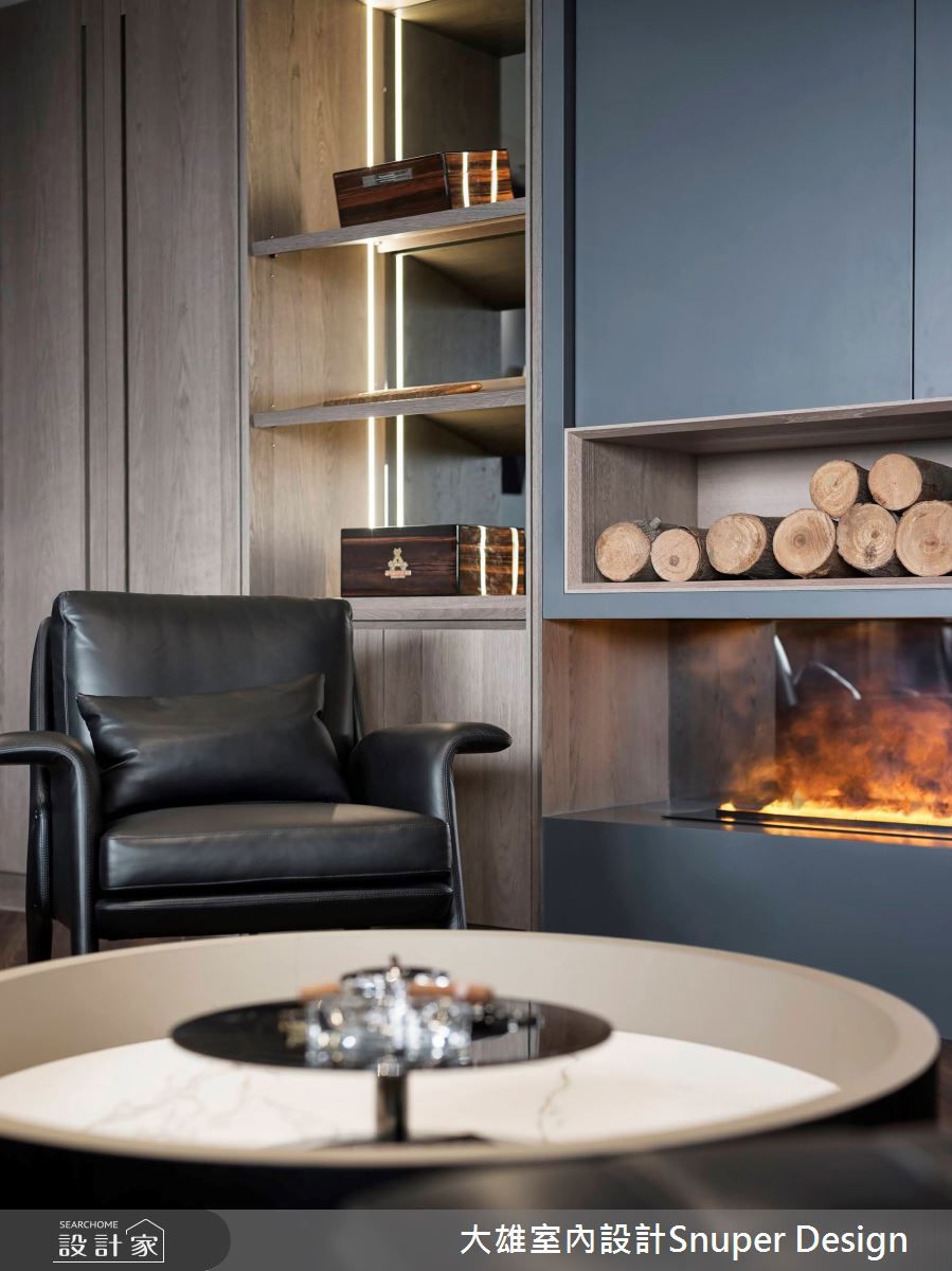 依據屋主的品味與生活習慣,特別打造獨立雪茄室與 Mini Bar,深藍復古色調融合雙色人字木紋地坪,散發獨特魅力