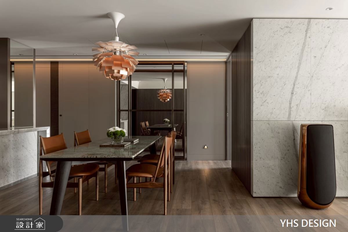 丹麥經典 Louis Poulsen 的 PH Artichoke Lamp 松果燈,散發柔和且層層遞進的光影效果,成為空間的視覺焦點