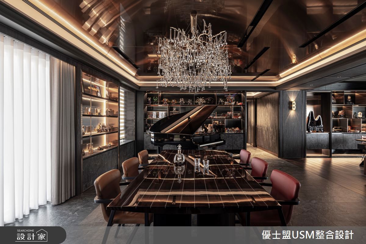 餐廳天花霧面金屬材質裝飾,懸吊作工精細的西班牙進口銅製手工燈具,配置義大利進口餐桌,營造出飯店般的高級時尚感