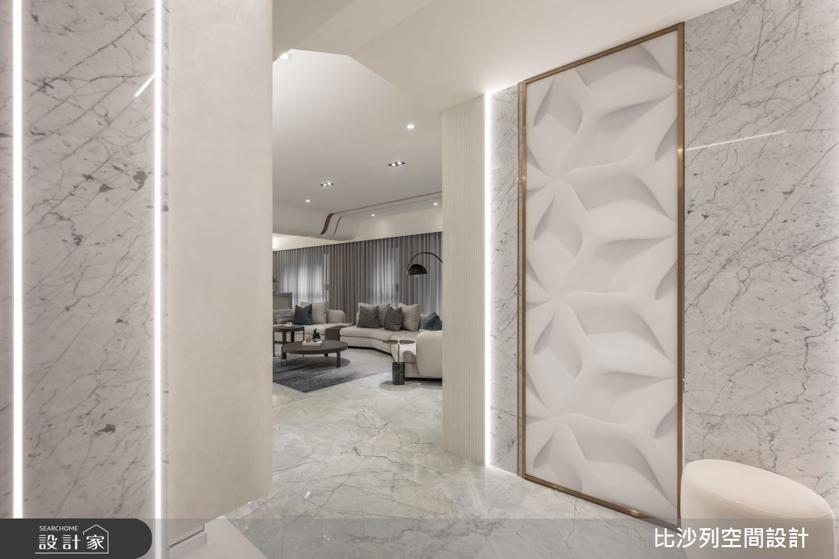 入門玄關白色大理石與別緻的白紋磁磚鋪敘作為空間序曲,鍍鈦金屬勾邊輔以燈帶照明,以優雅的風範展現宅邸的澄淨意象