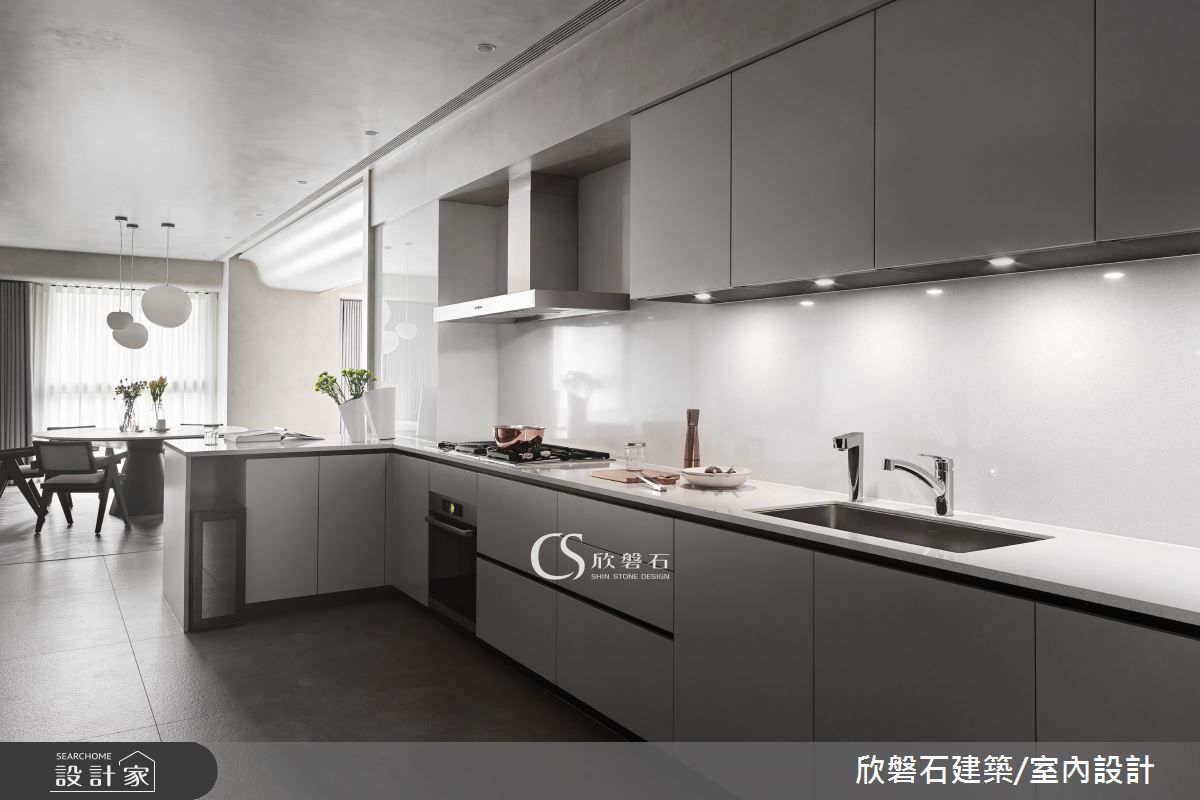 L 型廚房符合熱愛料理的屋主使用,石英石檯面延伸到防濺板,廚房特別選用吸力排風量大及正負壓排煙設備,即使開放式廚房也不必擔心油煙飄散