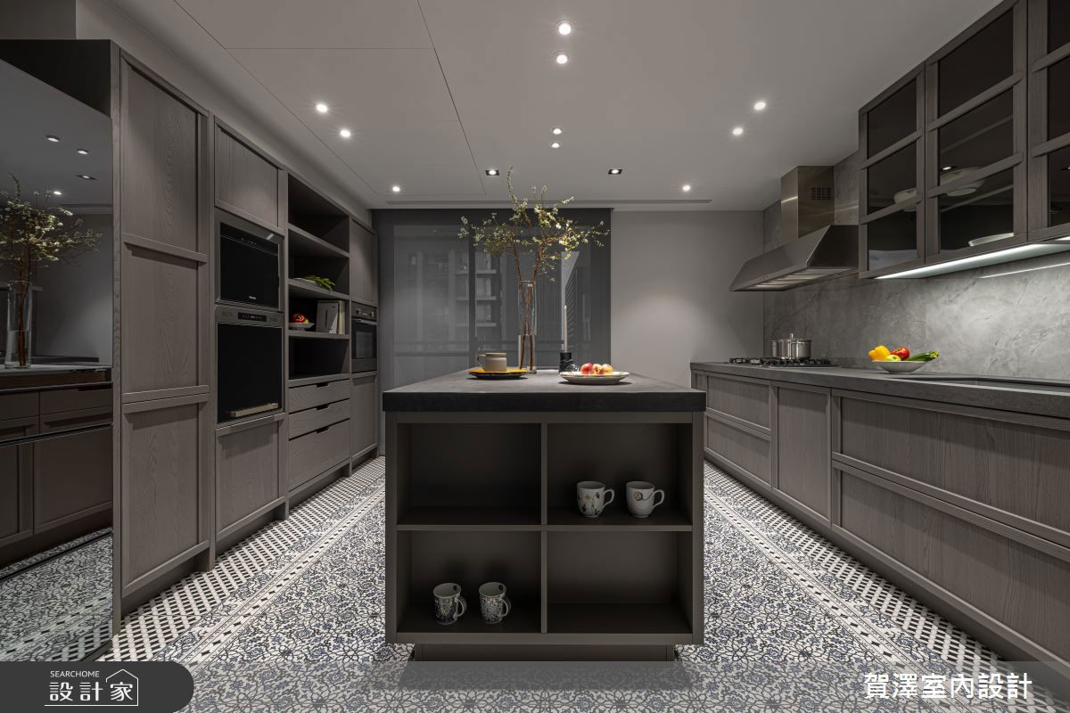 廚房選用義大利原廠進口的高級系統廚具,其俐落的設計與頂級工藝,完美詮釋了現代奢華,搭配灰色與仿木紋面板,整體感一致