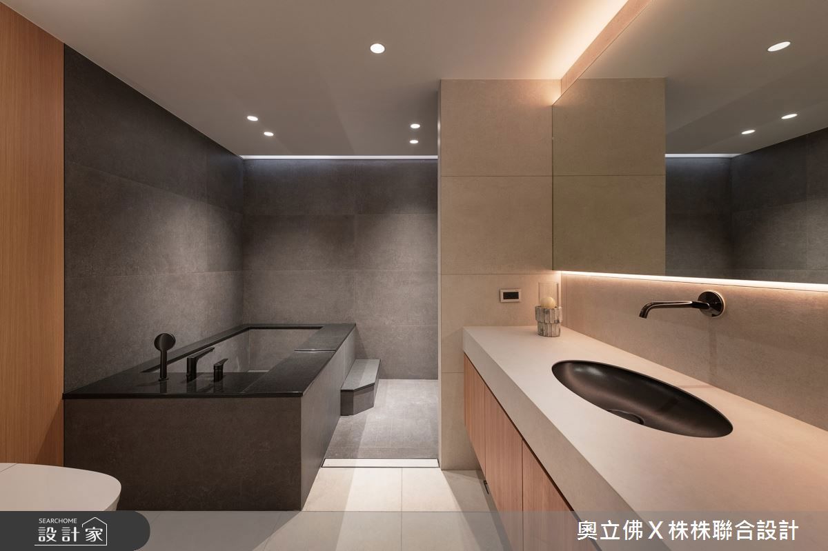 因應屋主希望擁有浴缸,滿足在家泡澡的需求,規劃一座大型的浴缸