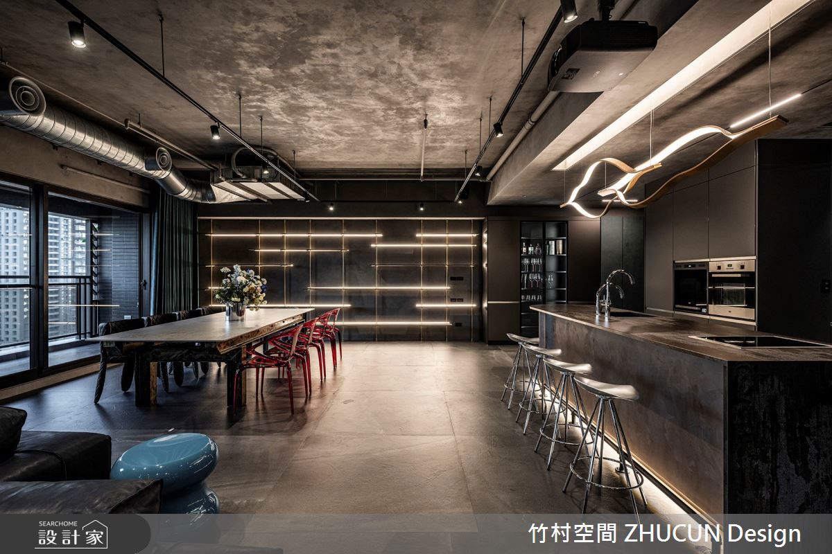 餐廚區: 中島與餐桌無縫銜接,延伸出實用檯面。設計師以黑色與木質立面,交織出溫暖而時尚的餐廚氛圍