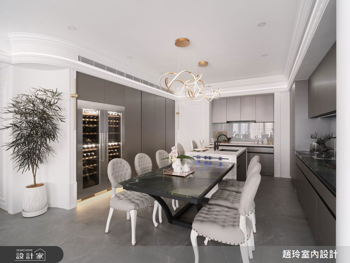 ㄇ字型廚房搭配中島與豪華紅酒冰箱,完美滿足屋主熱愛下廚與品酒的雙重興趣