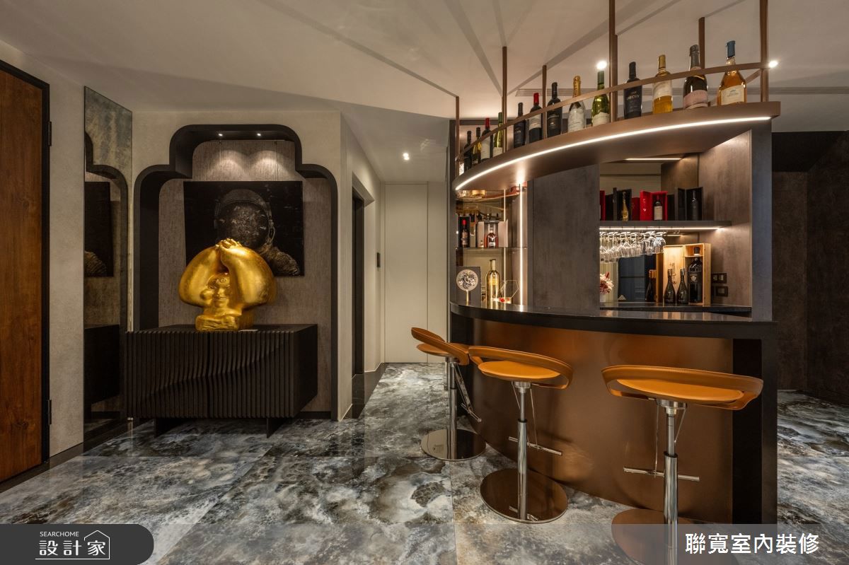 一樓作為接待與休憩區,設有弧形酒吧檯。動線一側的吧檯搭配線性燈光,營造出時尚高級的品酒氛圍