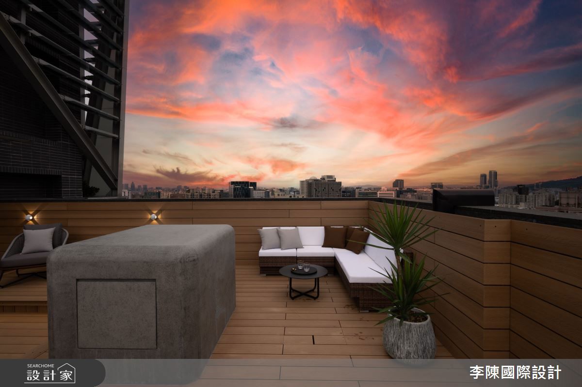 頂樓用餐區戶外空間選用高耐候性長型餐桌與座椅,讓賓客能自在共聚,沉浸在夕陽餘暉的迷人光景中