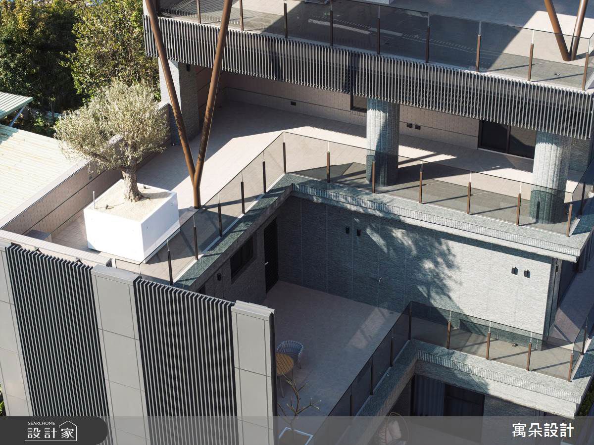 建築外觀採逐層退縮手法,此一設計反而釋放出珍貴的露台空間,得以植栽綠意,使每位家庭成員都能獨享專屬空間,親近自然