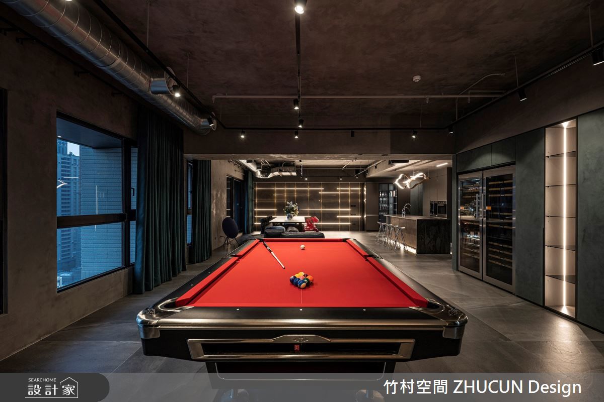 屋主招待親友貴賓的場所,公共空間,以活動式家具簡單區分為:用餐區、小酌吧檯區、休憩沙發區、撞球與飛鏢等娛樂區