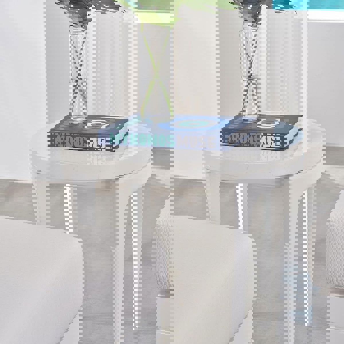 Baker-McGuire_ASSOULINE 精裝書籍和綠植搭配