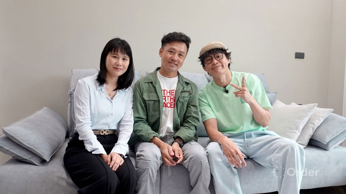 藝人黃鐙輝(右)走訪歐德工務師傅(中)新家，與設計師邱鈺珊(左)攜手，分享實用好看的裝潢新知。