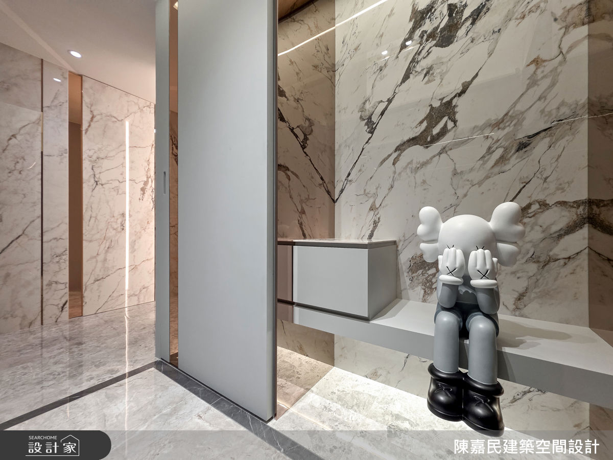 玄關設置拉門形式的收納，方便大型物品方便拖拉，底端隱藏門設計，保持有秩序俐落的活用空間，提升大容量的收納機能。