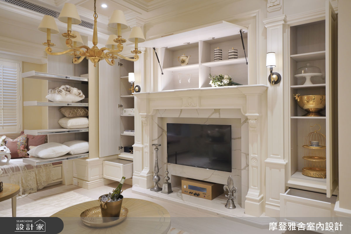 OPEN：在既有牆面規劃電視牆體時，利用牆面厚度搭配對襯飾板，依照屋主各式生活備品的體積與數量歸整入牆櫃體，並依照牆體深度搭配滑軌增加應用性。