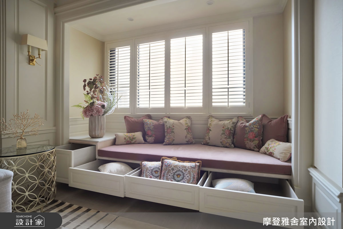 OPEN：窗邊訂製臥榻與邊几下方空間增加大型抽屜作為換季軟件收納，以此創造家具的多功能性。