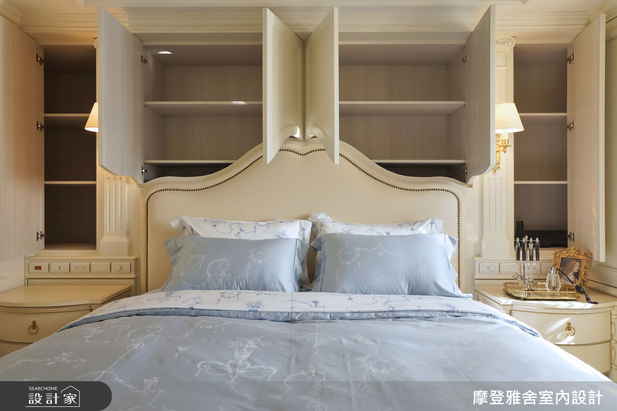 OPEN：針對臥房致命的大樑壓頂，設計師巧妙採用裁型床頭櫃與對稱柱體，增添充足收納量體。