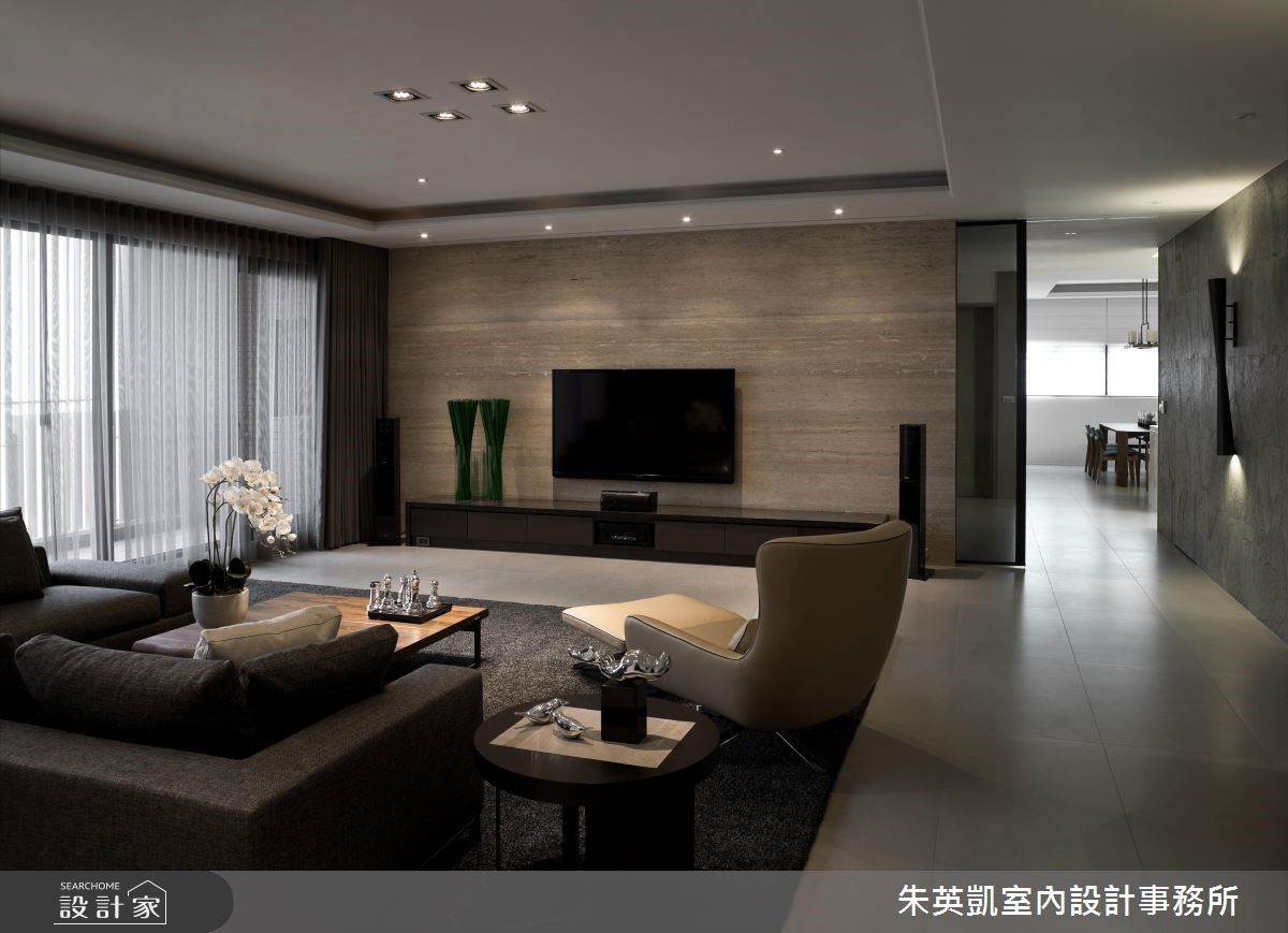 採以淺色洞石打造電視牆，形成充滿暖意的背景