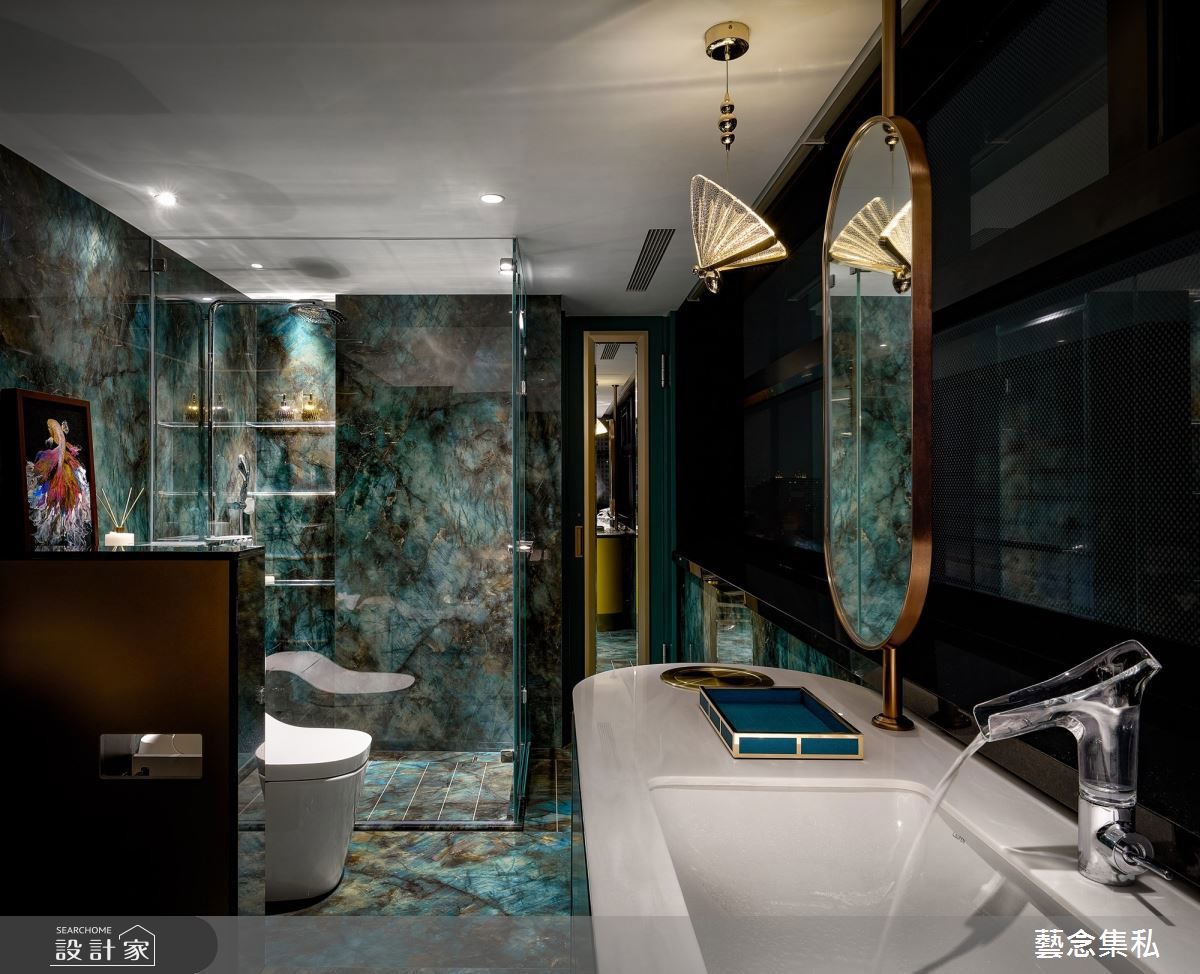 奢石「百達翡麗」點綴著浴室空間，其翡翠綠色長型結晶在光線下閃爍著透亮光芒