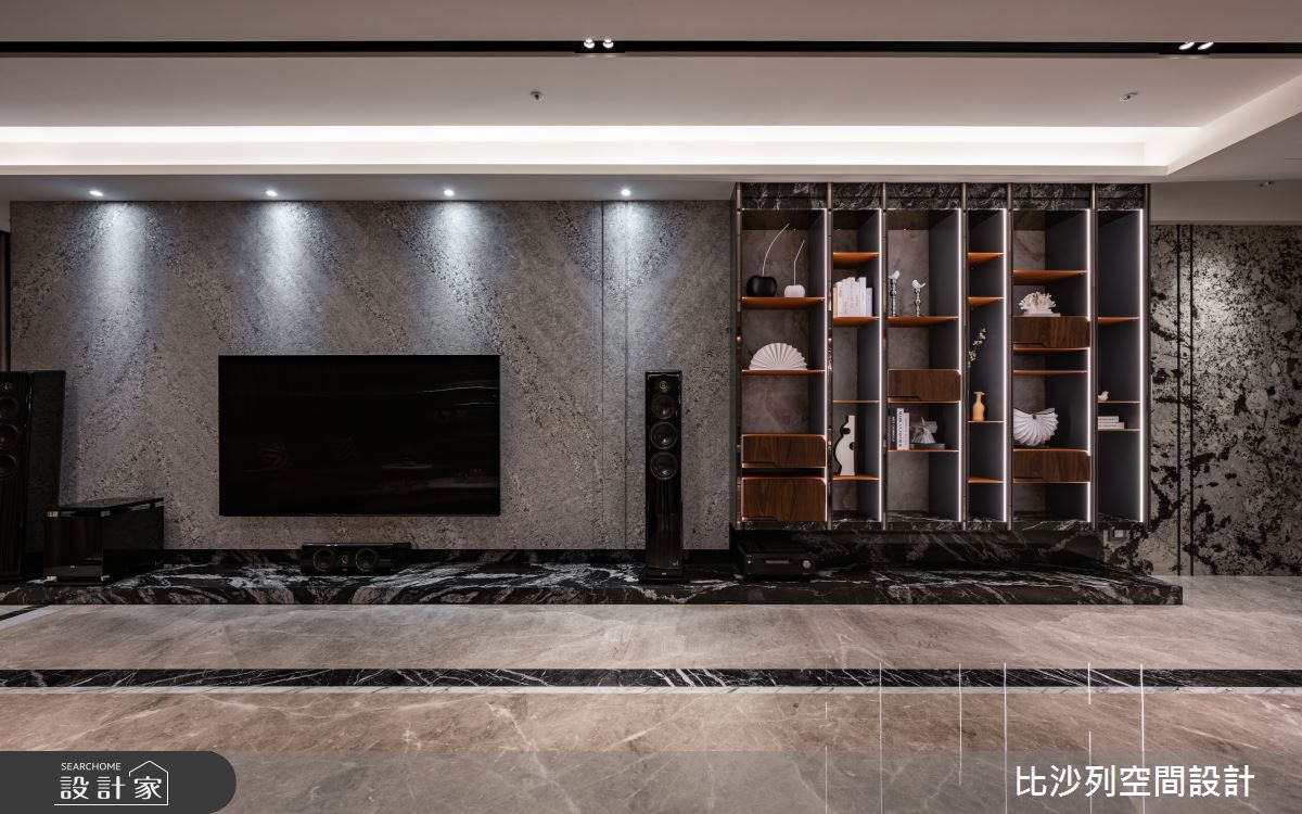 潑墨山水底座連結展示櫃與斜紋花崗岩電視牆，一體成形的立面設計