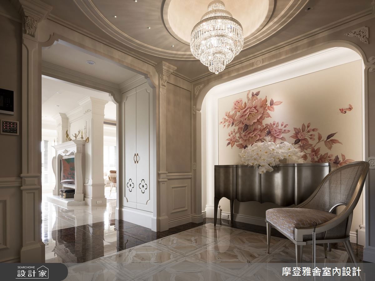 玄關端景牆以法式門廊為造型，內嵌刺繡壁布，以細膩工藝象徵對家庭吉祥富貴的美好祝福