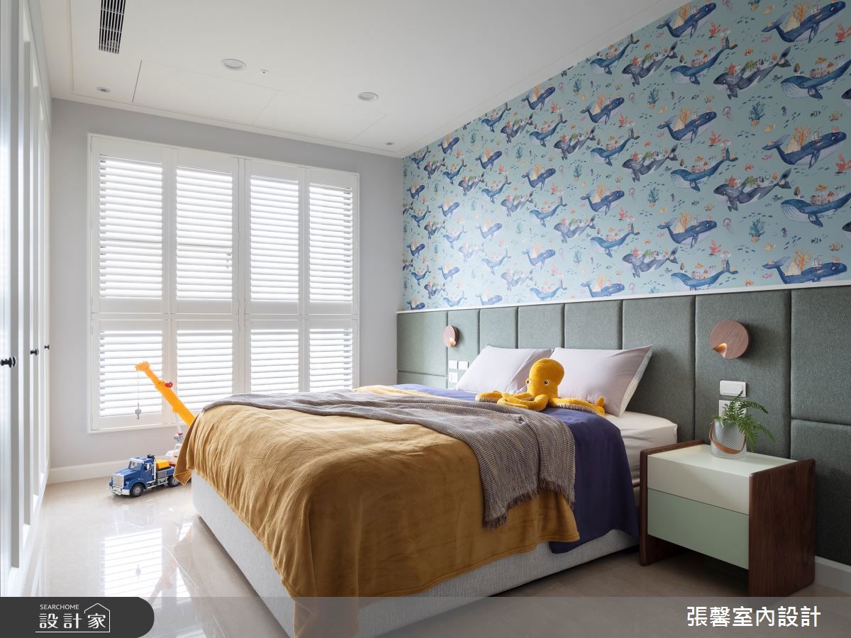 男孩房以海藍為主調，搭配鯨魚壁紙，為空間注入童趣與活力