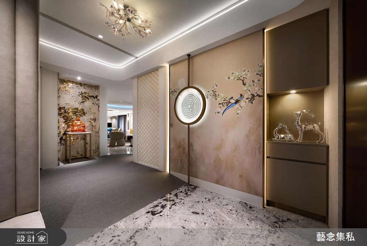 玄關以貝殼化石壁紙鋪陳，天花板上的施華洛世奇水晶吊燈如花朵盛開，迎接每位訪客到來