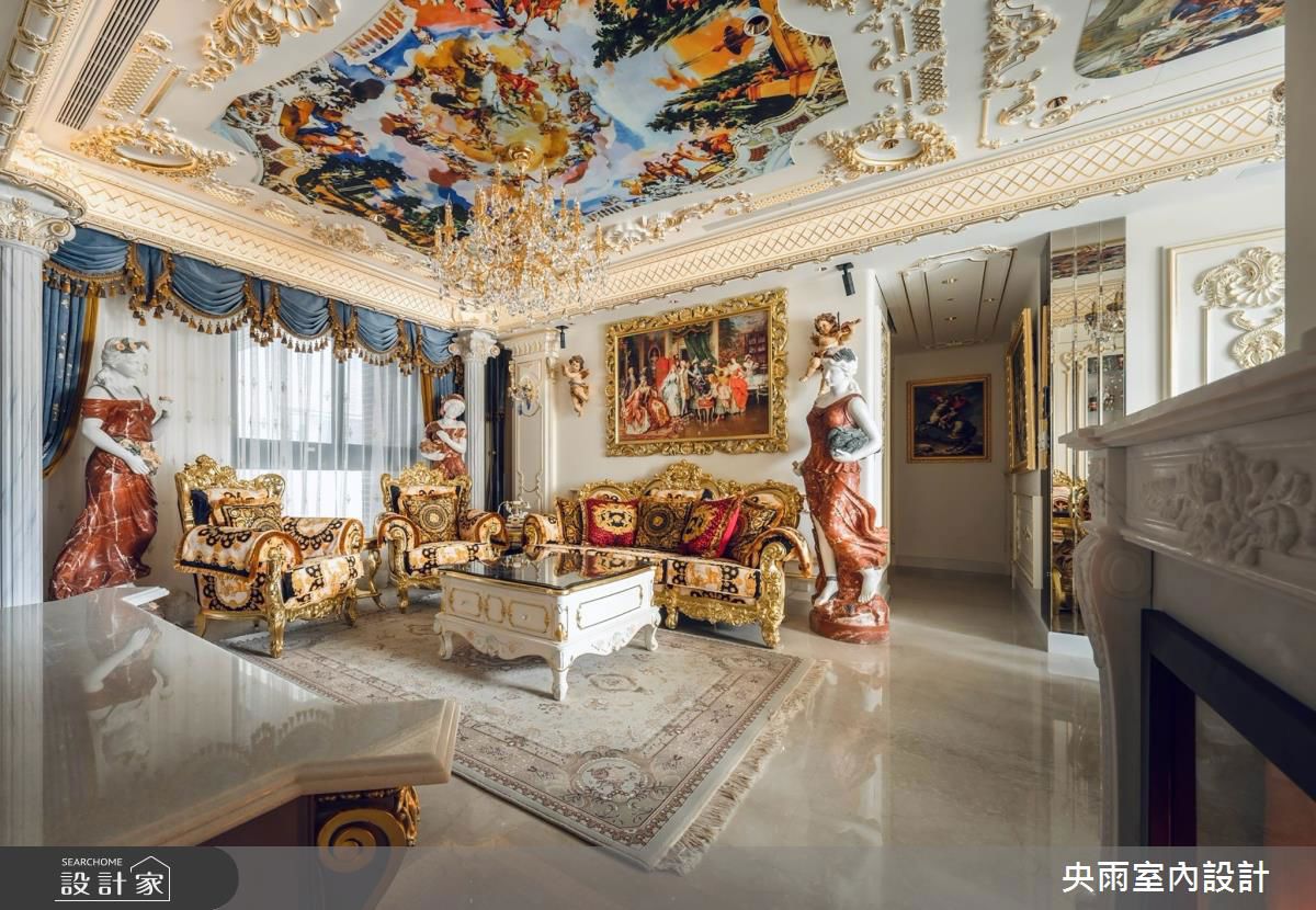 天花板以金箔線板勾勒，結合洛可可宗教壁畫，巧妙地將建築結構與藝術融為一體，創造出無限延伸的視覺效果。