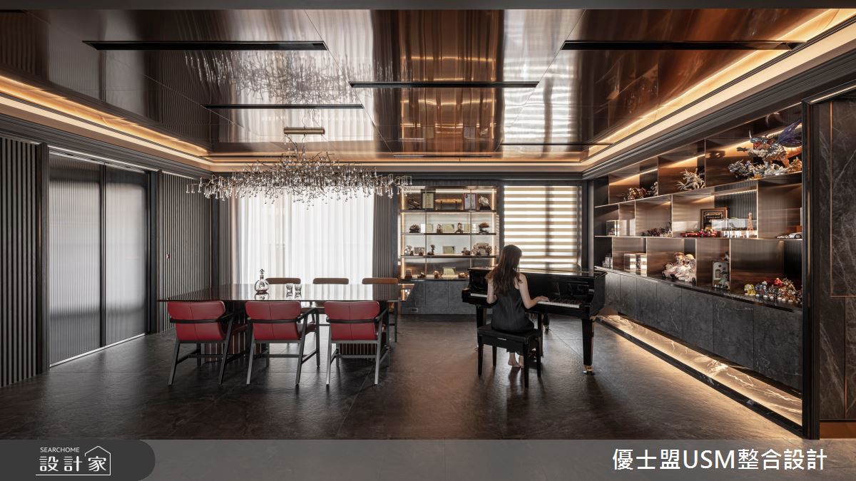 餐廳天花挑高，運用鍍鈦金屬，創造低奢視覺