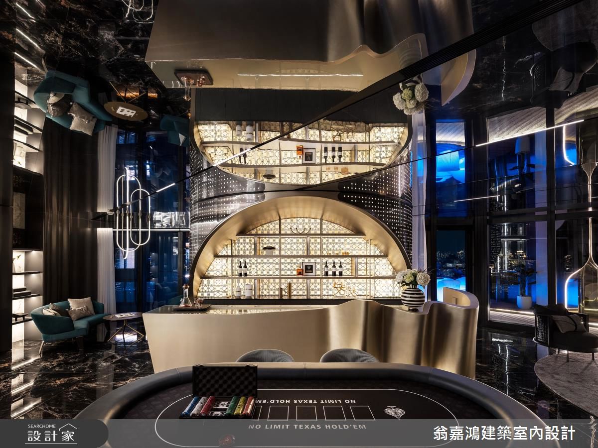 鍍鈦金屬板以圓弧拼接，並透過手工凹製與鑽孔嵌燈，讓光暈如點點星光般閃爍，營造出室內的迷人夜景