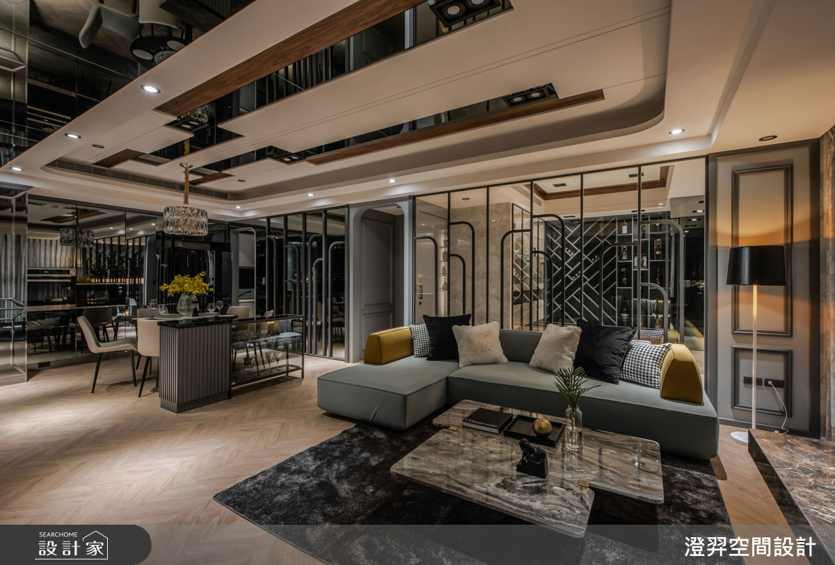 俐落的線條、層次感保留父親鍾愛的古典輪廓，減少繁縟線條，貼合時下青年的個性美感。