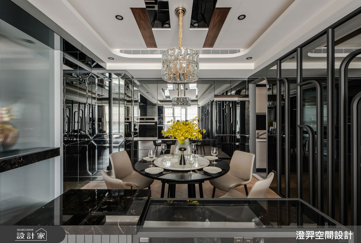 在鏡面材質中亦能低調表現古典線條的魅力，多元展現巴洛克的優雅風采。