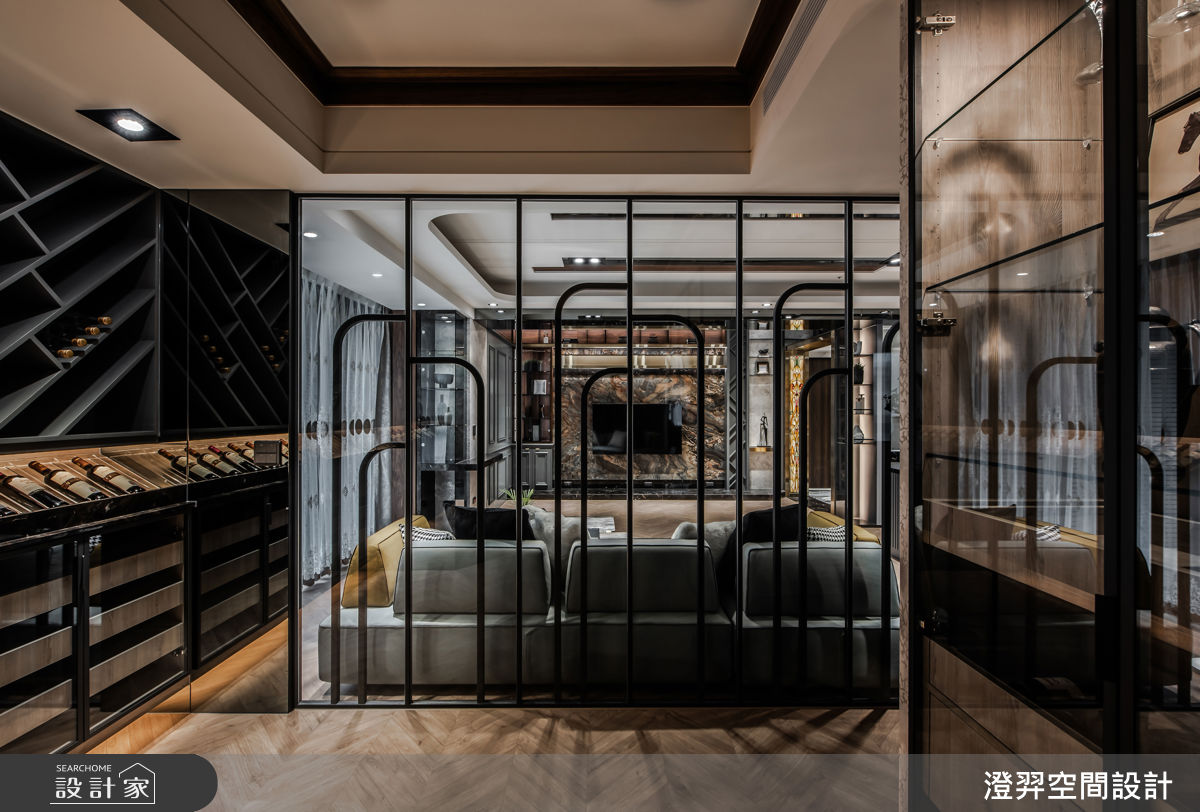 玻璃的通透與鐵件簡約線條形成品酒室隔屏，使雅酌空間擁有延伸視野。