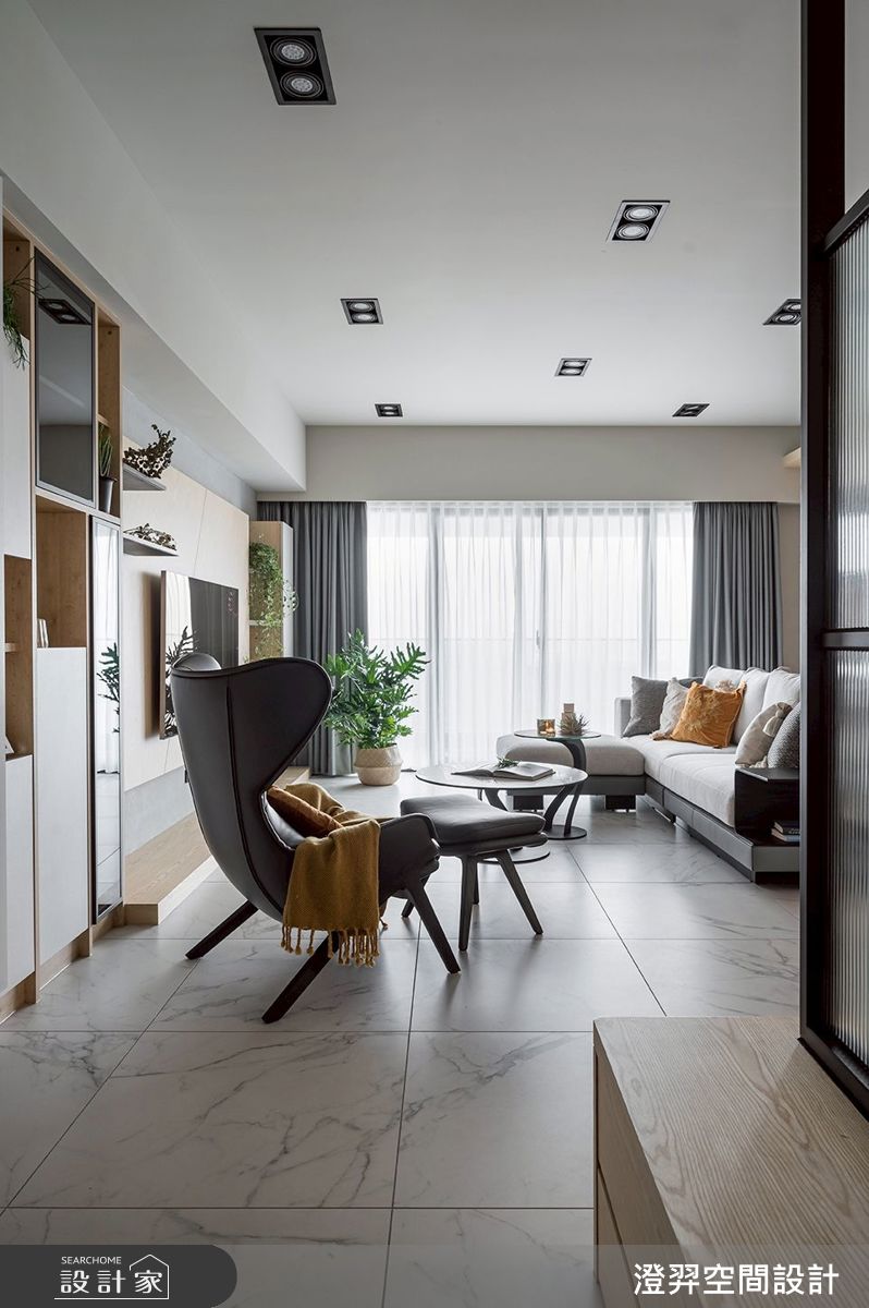 半透屏風界定玄關，既保留穿透採光，也形成落塵緩衝，進門就能感受明亮而有秩序的迎接。