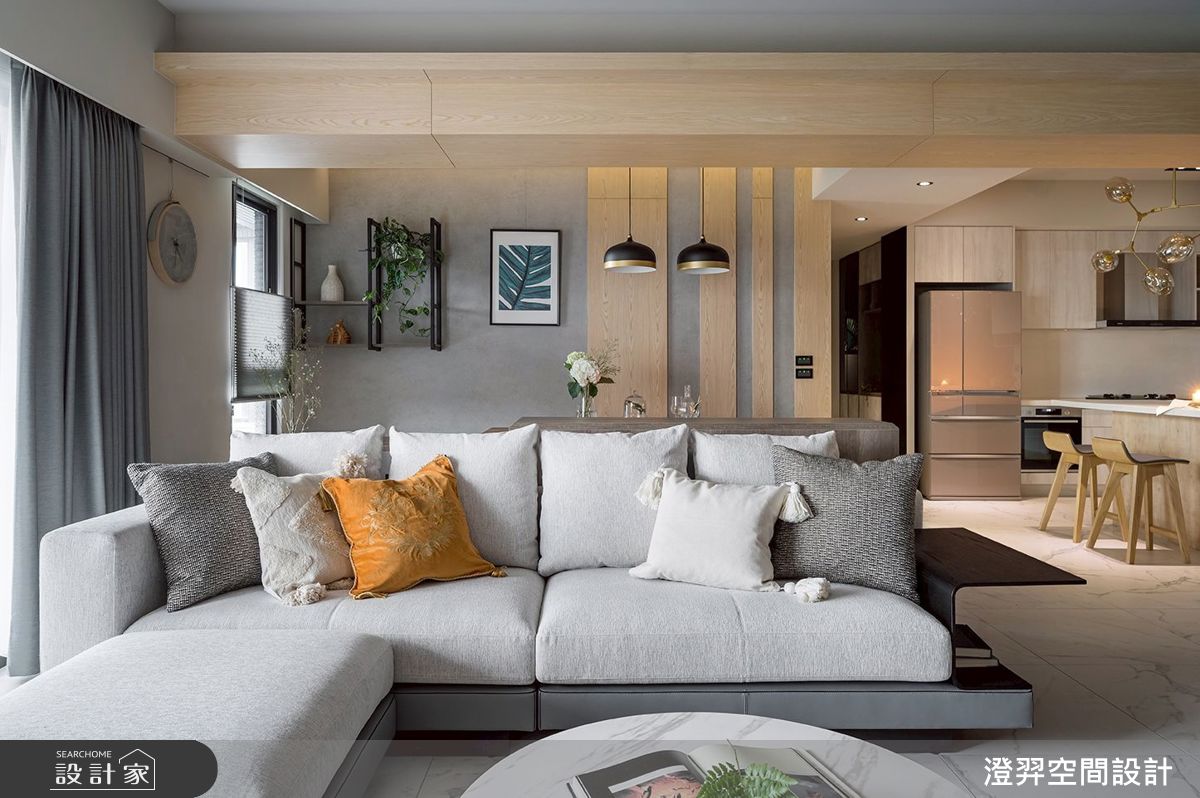 客廳大面開窗將自然光引入，灰、白、木紋的主調在日照變化下更顯柔和，沙發後的長桌成為居家辦公與閱讀一隅，工作與休憩可在同一軸線上自在切換。