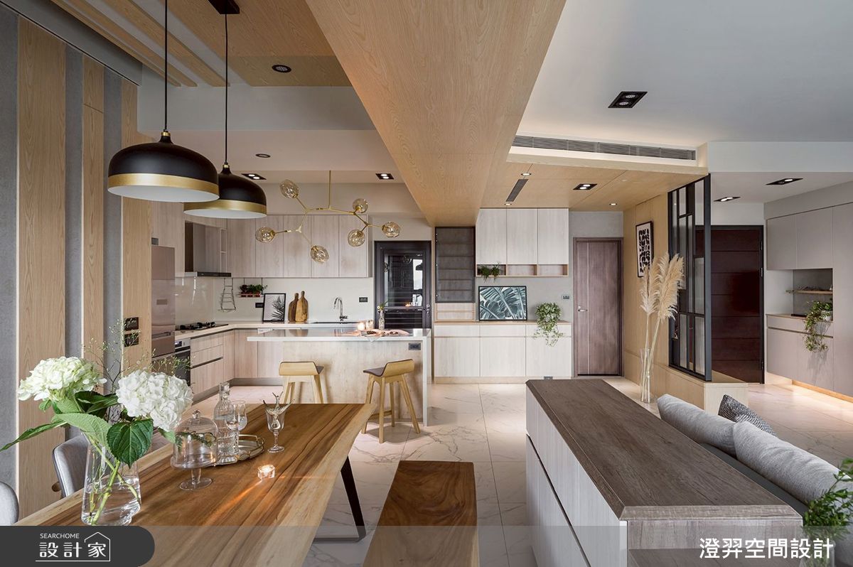 橫跨公領域的大樑以木皮包覆，從結構壓迫轉化為界面分區的視覺節點。