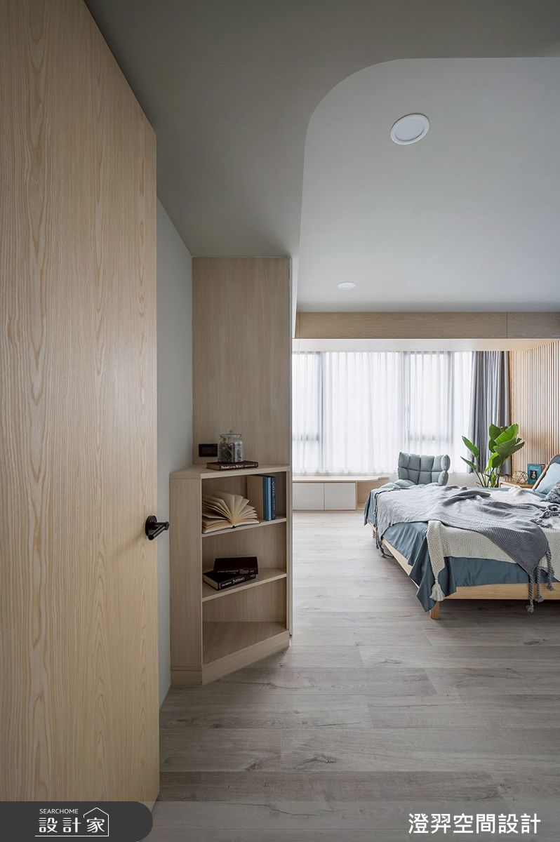 主臥色系維持與公領域一致的北歐韻味，窗邊配置 L 型臥榻，面向宜蘭舒適的自然景觀。
