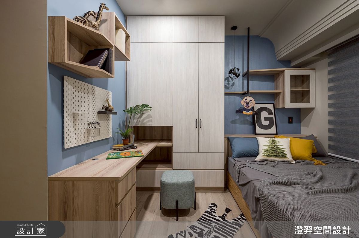 男孩房以藍色特殊漆形塑主牆紋理，夜間點亮地球小夜燈，為空間增添探索與想像的趣味。