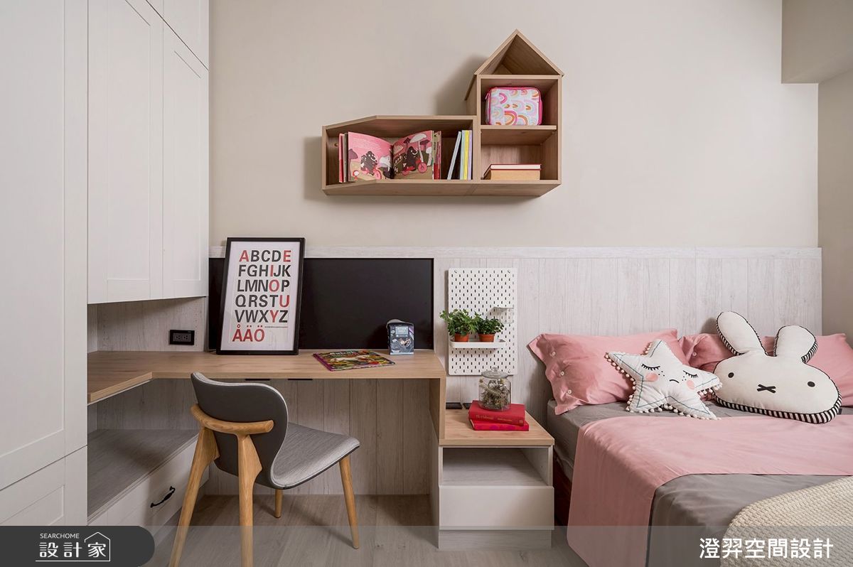 女孩房衣櫃的線板語彙與柔和配色相映，牆面設有房子造型的吊櫃增加童趣感，創造溫暖舒適的就寢氛圍。