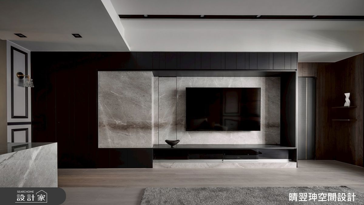 大理石電視牆延伸，突破結構梁柱的限制，放大視覺尺度，透過不同質材紋理表現深色的魅力。