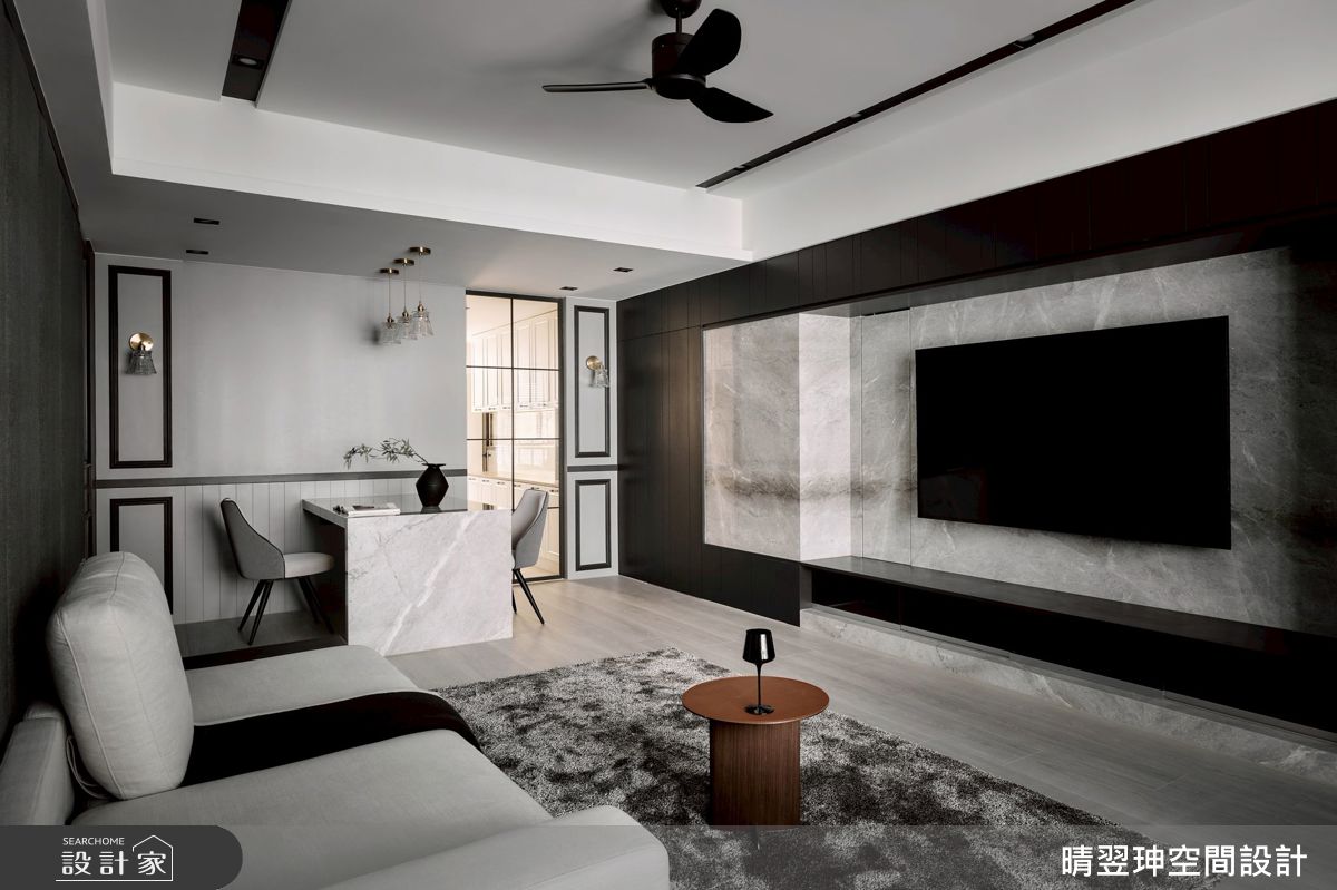 重塑格局後，客廳、餐廳與廚房形成流暢的生活動線，解決一家人長年困擾。