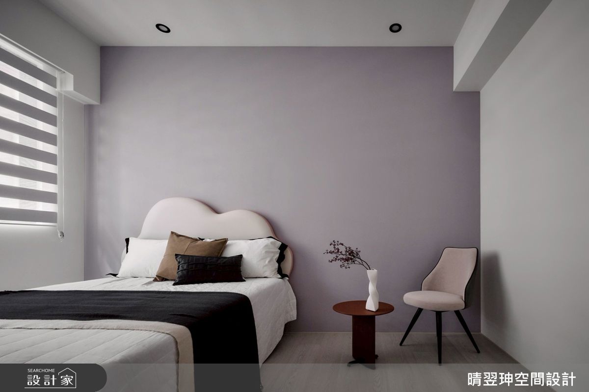 粉色調搭配美式線板元素，為女孩房營造浪漫細膩的氛圍。