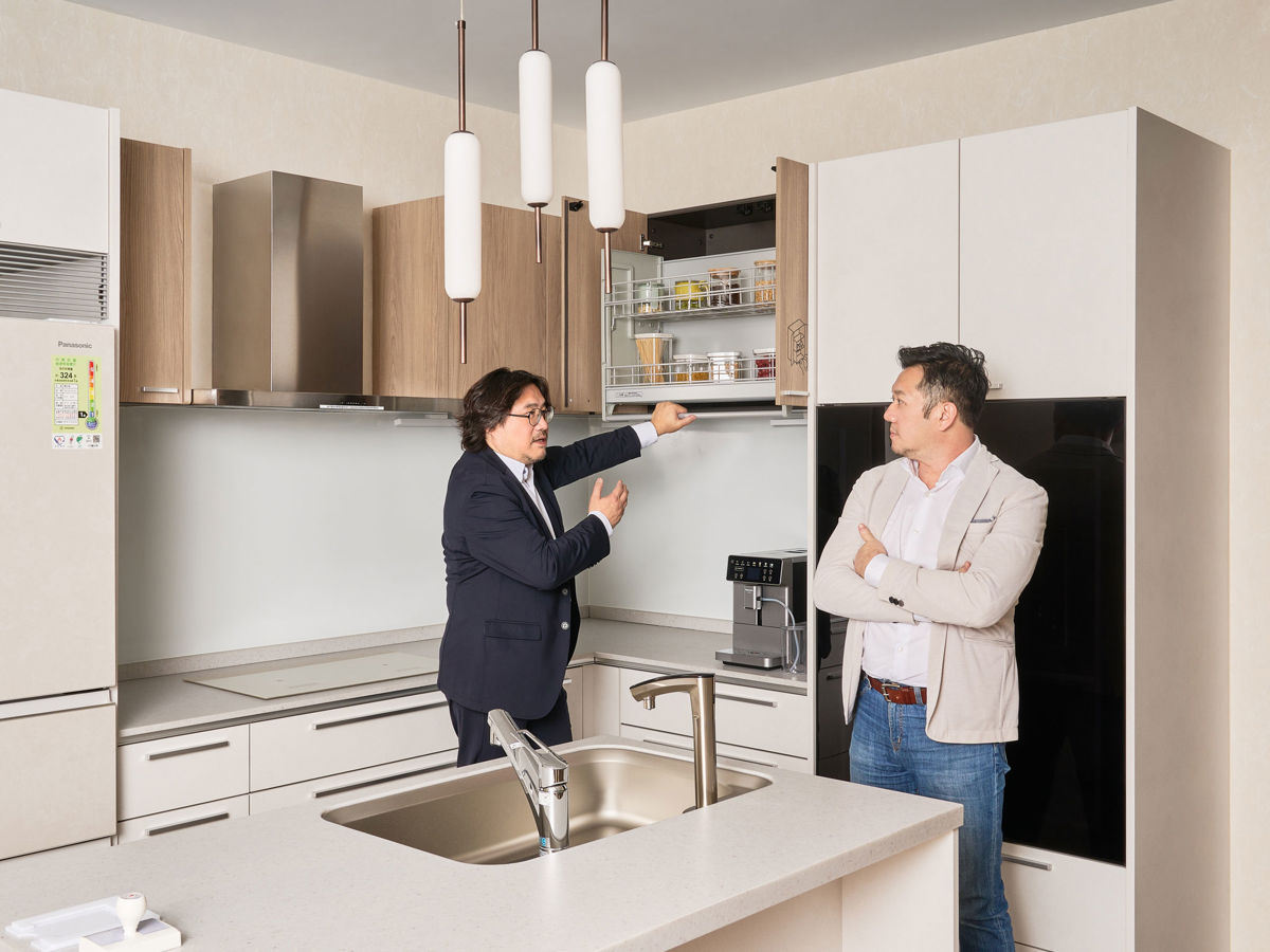 Panasonic L-CLASS日本進口廚具考量到人體工學，搭配下拉式櫥櫃、踢腳抽、淺型水槽等設備，全方位的貼心設計能適應不同身形和行動能力的熟齡族群。