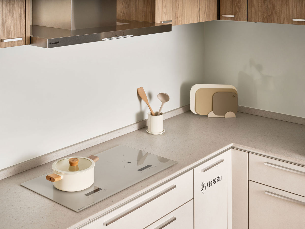 IH調理爐採用光火力感應，能精準設定溫度、控制火候。同時有多重安全機制，鍋具空燒、忘記關，都會啟動自動斷電措施，確保使用安全。而表面採用玻璃面板，事後清潔也不費力。