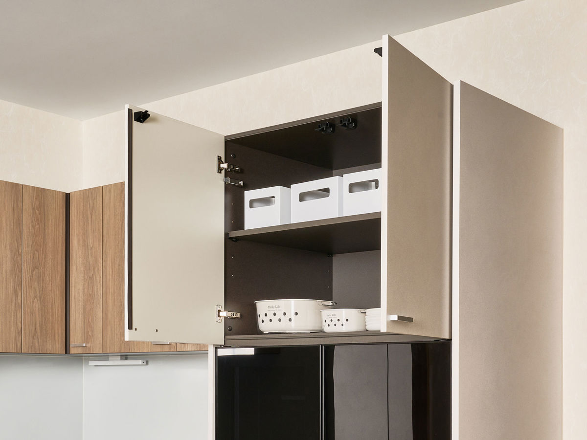 搭配防震扣環、氣密消音條和門縫條，兼具防震脫落、靜音，給予更安全舒適的使用體驗。