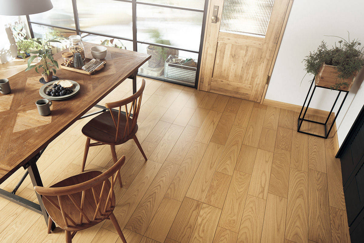 直貼式隔音木地具良好的隔音效果能減少噪音影響，同時具備耐磨、耐刮、好清潔的特性，日常維護能省時省力。