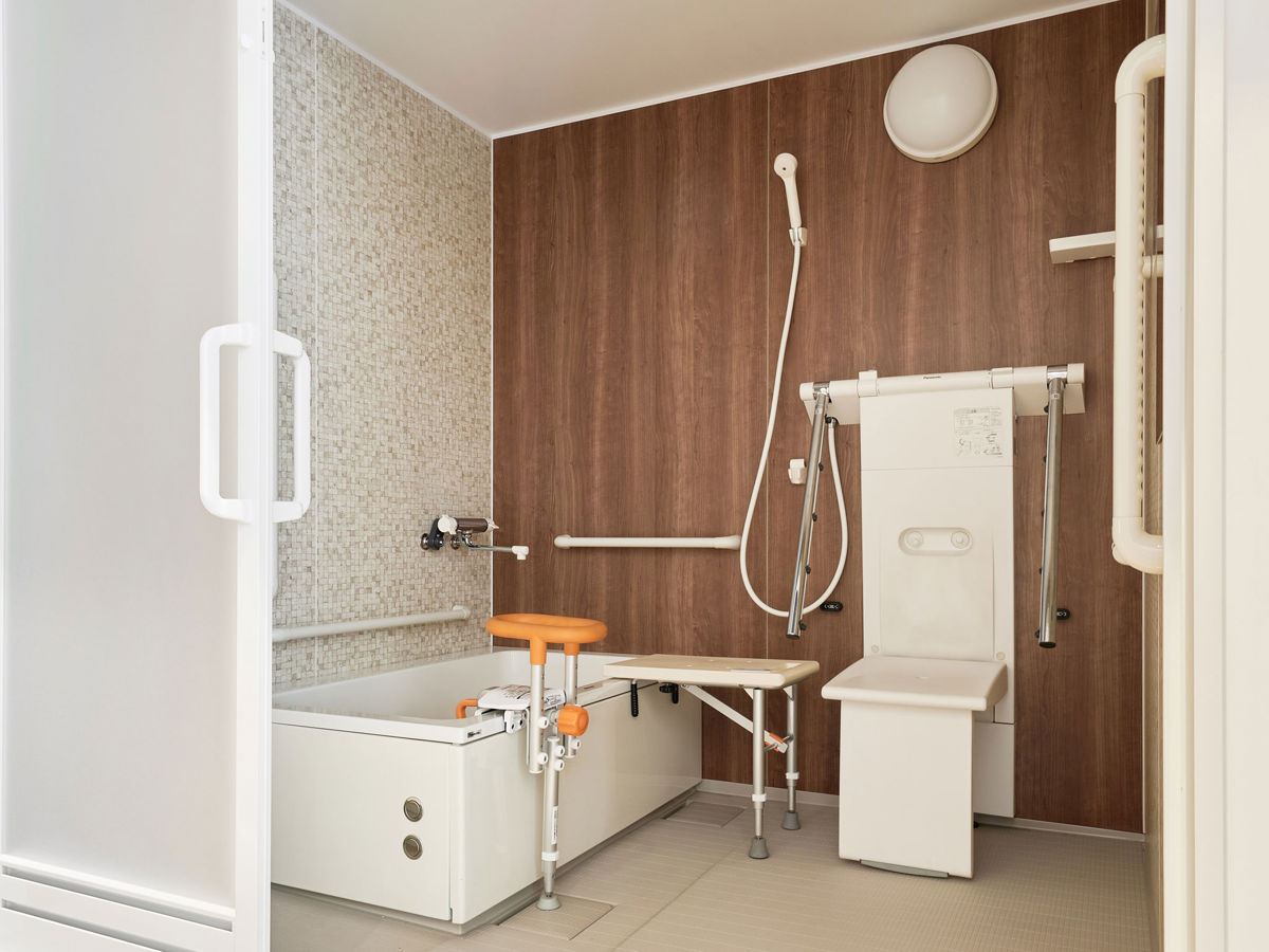 健康浴座自帶座椅，能讓長者坐著洗浴，搭配淋浴手臂與背部噴嘴，提供類泡澡的舒適情境。而浴缸搭配扶手進出，安全更無虞。