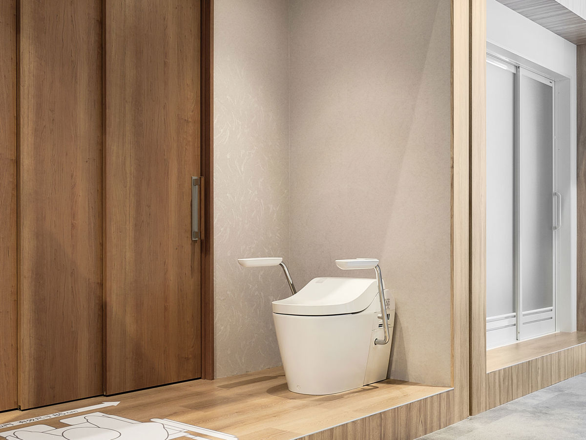 A La Uno L150全自動洗淨馬桶，具備自動掀蓋、洗淨、除臭、泡沫緩衝功能，同時搭載Nanoe™ X健康科技，有效抑菌。馬桶並採用有機玻璃材質，不僅好清潔，也能延長使用壽命。考量到安全，建議兩側能搭配扶手輔助，高齡長者方便起身，降低跌倒風險。 