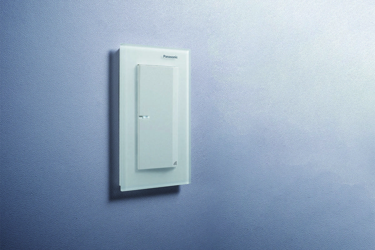 IoT智慧開關搭配GLATIMA面板，全新霧面玻璃保有玻璃透徹質地與霧面的沉穩，搭配各式風格的空間，塑造出高雅不凡的氣息。質感鋁合金表面則經過毛絲紋拋光處理，讓家中裝潢更顯高級感。